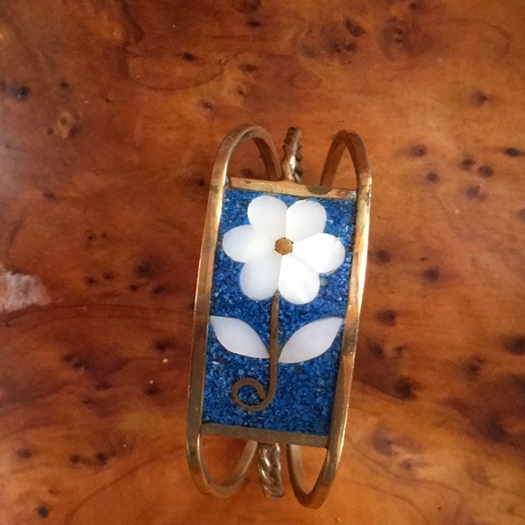 Very Pretty Bracelet with Abalone Flower - Picture 2 of 5